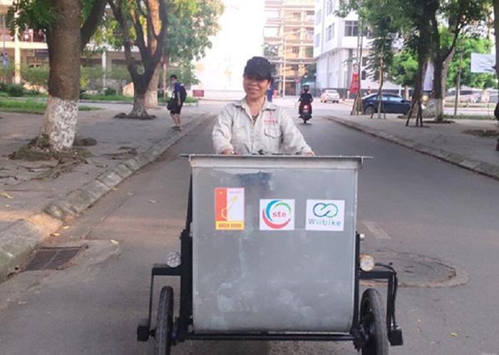  Xe thu gom rác chạy bằng điện giúp giảm tải sức lao động cho công nhân. Ảnh: Nguyễn Huế.
