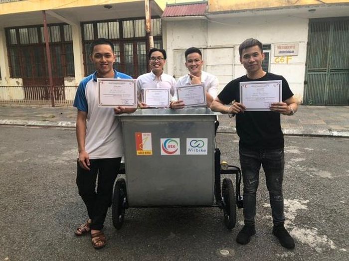 Nhóm sinh viên thực hiện sản phẩm xe rác công nghệ. Ảnh: Nguyễn Huế.