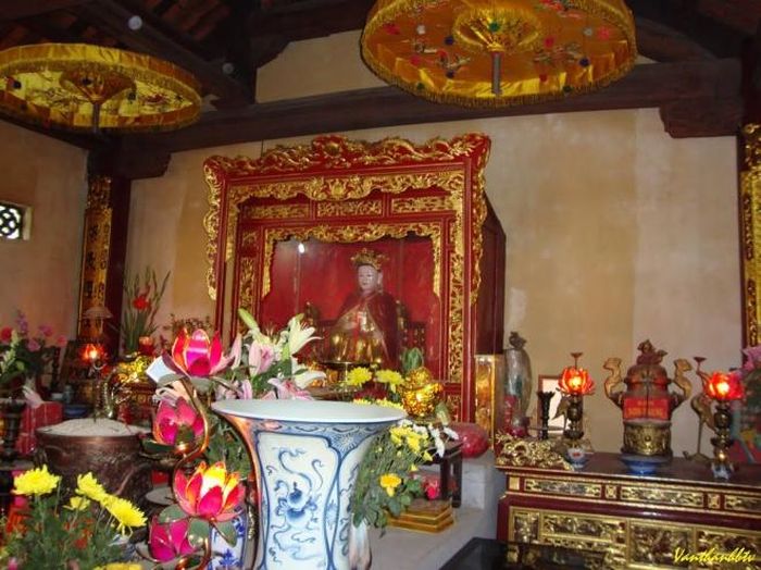 Tượng thờ Lý Chiêu Hoàng tại đền Rồng