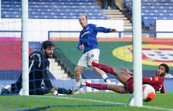 Cú sút của Tom Davies bóng tìm đúng cột dọc