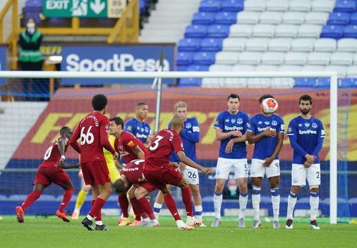 Một pha đá phạt nguy hiểm của Fabinho trước cầu môn Everton