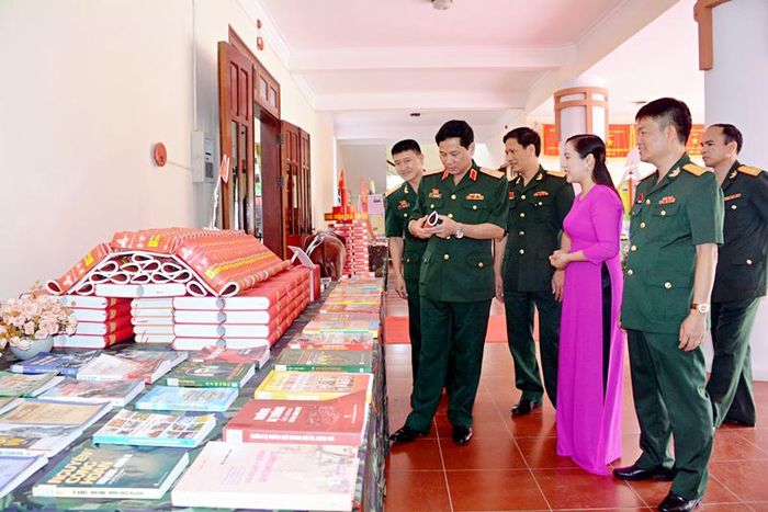  Lãnh đạo Quân khu 2 tham quan gian trưng bày sản phẩm tuyên truyền, giáo dục truyền thống tại Đại hội Đảng bộ Trung đoàn 82 lần thứ XIX.