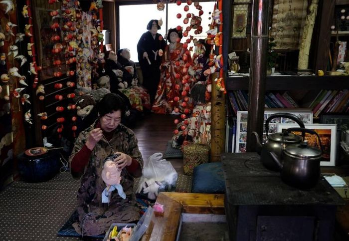 Để ngôi làng bớt hiu quạnh, mỗi khi trong làng có người qua đời hay rời đi nơi khác, bà Ayano sẽ làm búp bê để thay thế cho vị trí của những người đó.