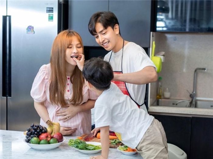 Để hoàn thiện MV, Thu Thủy tổng hợp những khoảnh khắc trong khoảng thời gian cô mang thai. Cảnh ông xã Kin Nguyễn và con trai Henry cùng nhau chăm sóc Thu Thủy hay gia đình cùng nhau đi siêu âm theo dõi sự phát triển của thai nhi... trở thành điểm nhấn của MV.