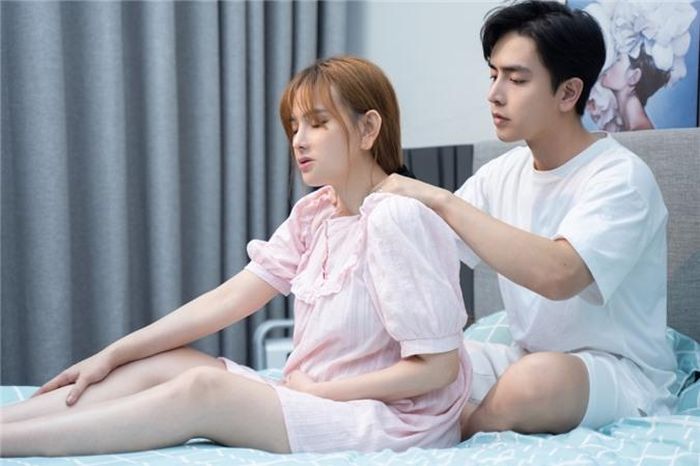 Biết vợ bầu bí mệt mỏi, Kin Nguyễn hết mực yêu thương, chăm sóc Thu Thủy từng bữa ăn, giấc ngủ. 'Cókhi nửa đêm tôinhức mỏi, chồng thức dậy xoa bópcho tôi, đỡ tôingồi dậy đi vệ sinh. Mỗi khi tôithèm bất cứ món gì, anh lập tức nấu cho tôi ăn', cựu thành viên nhóm Mây Trắng kể.