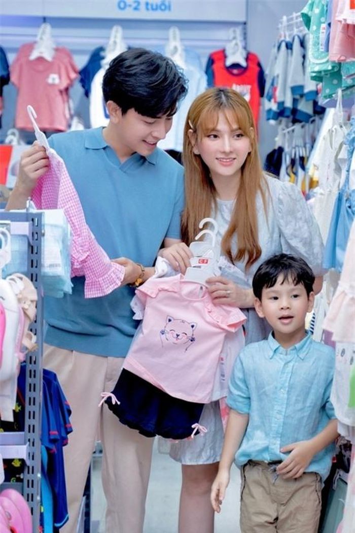 Mang bầu lần 2 nên Thu Thủy có nhiều kinh nghiệm. Vợ chồng cô đã mua sắm, chuẩn bị nhiều đồ đạc cho trẻ sơ sinh. Henry - con trai riêng của Thu Thủy - cũng háo hức được gặp em.