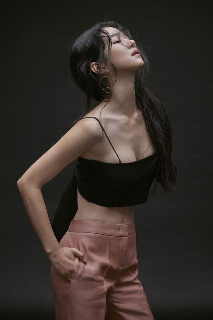 Sở hữu gương mặt nhỏ nhắn, đường nét hài hòa, Seo Ye Ji nhanh chóng lọt vào mặt xanh của nhiều đạo diễn. Bên cạnh đó, thân hình mảnh mai với số đo 3 vòng cân đối cũng là điểm mạnh giúp cô trở thành gương mặt đại diện được nhiều nhãn hàng và tạp chí ưa chuộng.