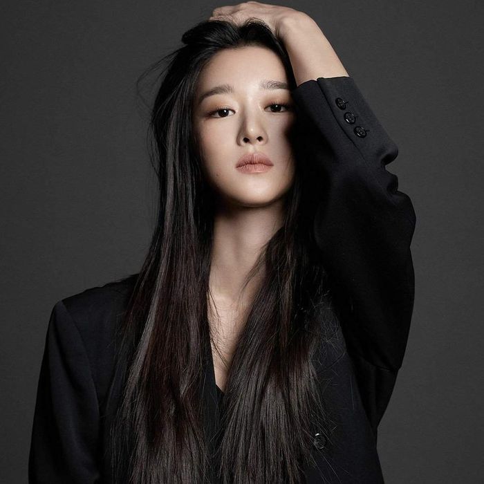  Gia nhập ngành giải trí vào năm 2013 song trước đó công việc mà Seo Ye Ji mong muốn là trở thành phát thanh viên. Suốt 7 năm đóng phim, tham gia diễn nhạc kịch, Seo Ye Ji luôn cân nhắc lựa chọn và thử sức với nhiều dạng vai diễn khác nhau. Dù tài năng diễn xuất được công nhận song người đẹp 9X vẫn chưa được khán giả thật sự chú ý. 
