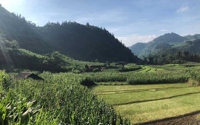 Những mái nhà lúp xúp dưới chân núi.