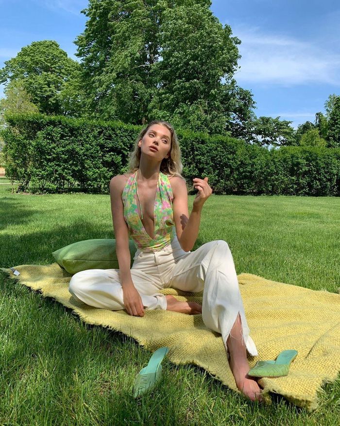 Elsa Hosk mặc áo yếm khoét ngực sâu phô vòng 1 gợi cảm.