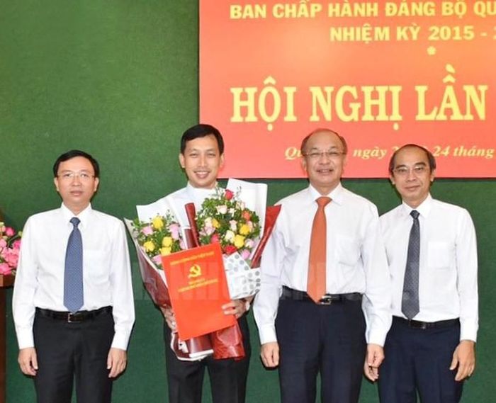 Ông Vũ Anh Khoa nhận quyết định công nhận giữ chức Phó Bí thư Quận ủy Quận 10. Ảnh: Thành ủy TPHCM