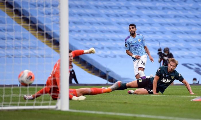 Cuối hiệp một, Mahrez nhân đôi cách biệt bằng pha kết thúc ở góc hẹp