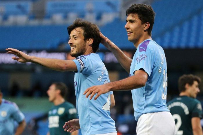Ngay đầu hiệp hai, David Silva đệm cận thành ghi bàn thứ 4 cho chủ nhà