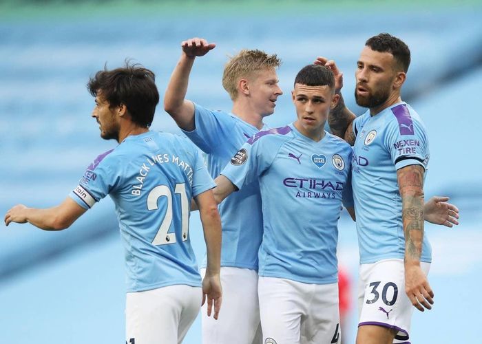 Phil Foden khai thông bế tắc bằng cú sút chân trái quyết đoán đầu vòng cấm