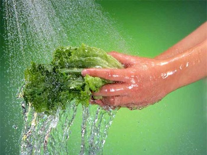 Sử dụng nước sạch để rửa rau.