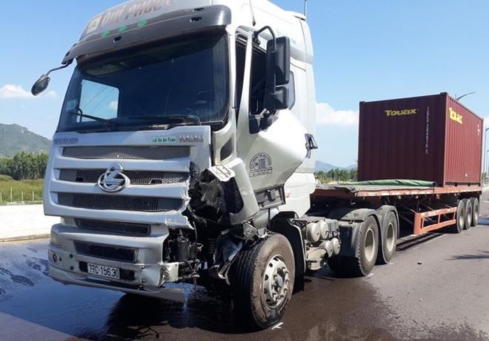 Xe ô tô đầu kéo container đã tông vào đuôi xe trung tải của CSGT. 