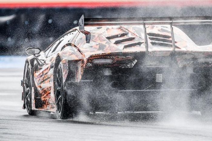  Lamborghini SCV12 có cản trước và sau được kéo dài hơn cùng cánh gió khí động học kích thước lớn làm bằng sợi carbon, giúp tạo ra lực ép xuống mặt đường lớn hơn cả các mẫu GT3 tiêu chuẩn. Các khe gió khí động học của cản trước được chia cắt táo bạo cùng 2 khe gió lớn nằm ở nắp capo trước. Nắp che khoang động cơ cũng được thiết kế tương tự trên các mẫu xe Super Trofeo. 