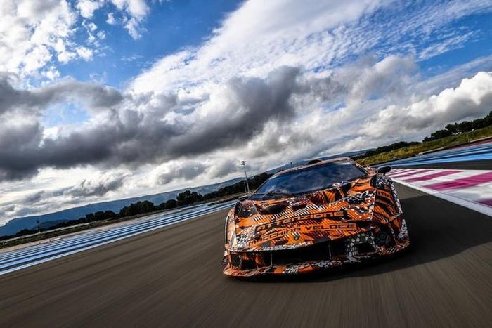  Lamborghini SCV12 trang bị khối động cơ hút khí tự nhiên mạnh mẽ nhất từng được hãng này chế tạo với công suất lên đến 830 mã lực. Khối động cơ V12 này đi kèm với hộp số 6 cấp được tinh chỉnh từ hộp số đang sử dụng trên chiếc Huracán Super Trofeo EVO. 