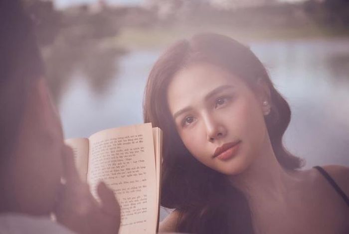  Chia sẻ với Zing, Phanh Lee tiết lộ cô chưa từng yêu người cùng làm nghệ thuật. Cô nói: "Tôi nghĩ cái gì trái nhau sẽ hút nhau hơn. Hai người làm công việc khác nhau, tôi sẽ tò mò về công việc của họ còn nếu đã quá hiểu về họ thì sự tò mò giảm đi". 