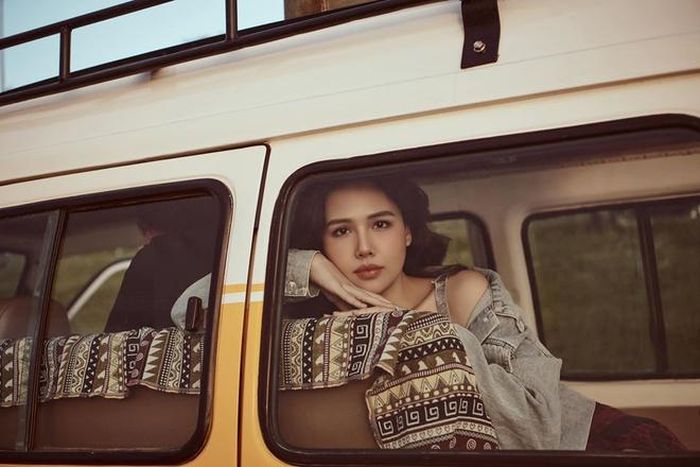  Với tất cả các bức hình chụp chung của cả hai, ông xã Phanh Lee đều quay mặt khéo léo để không lộ danh tính. Trước đó, ngày 20/6, khán giả hâm mộ nữ diễn viên dành nhiều sự quan tâm cho đám cưới của Phanh Lee được tổ chức kín đáo ở một bãi biển Đà Nẵng. Cô không chia sẻ nhiều thông tin liên quan đến ngày trọng đại hay vị hôn phu.. 