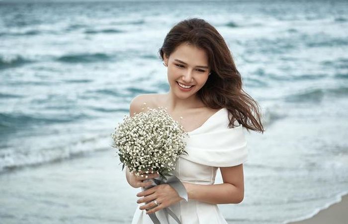  Ngày 5/5, Phanh Lee lần đầu khoe ảnh được cầu hôn. Cụ thể, cô đăng bức ảnh nắm tay kèm dòng trạng thái: "Khi bạn cầu hôn một cô gái không thích kim cương. And I say yes! (Tôi đồng ý)". 