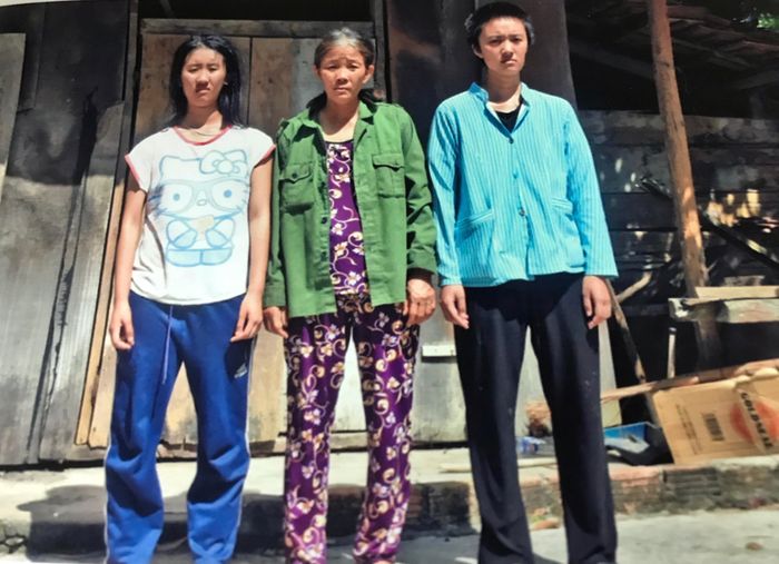 Chị Phạm Thị Huyền (bên phải) cùng mẹ và em gái. Ảnh do nhân vật cung cấp.
