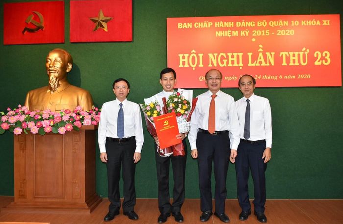 Đồng chí Lê Đông Phong (thứ hai từ phải qua) chúc mừng đồng chí Vũ Anh Khoa