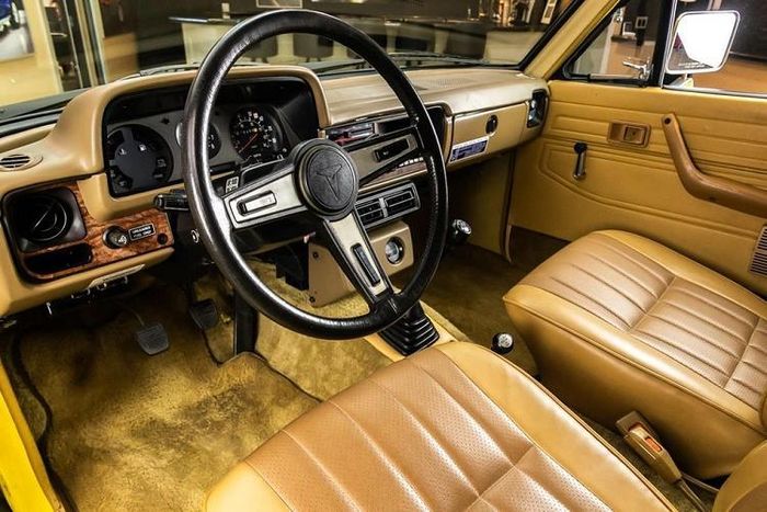 Chiếc Toyota Trekker 1981 quý hiếm mà chúng ta nói đến ở đây đang được rao bán bởi Vanguard Motor Sales tại Michigan, Mỹ. Nó là một sản phẩm gợi nhớ về một thời đại mà SUV không chỉ đơn thùan là xe bán tải với ghế ngồi phía sau và thùng xe che kín. Trekker là một phần quan trọng trong lịch sử của Toyota bởi nó là một trong những chiếc xe biến đổi bán tải sang SUV đầu tiên.