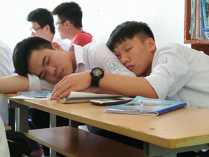 Chỉ vì miệt mài ôn thi cuối kỳ khiến các bạn học sinh phải ngủ vội vàng.