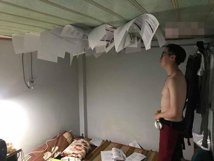 Dán hết đề cương ôn thi lên trần, cậu bạn này có điều cách ôn tập chẳng giống ai.
