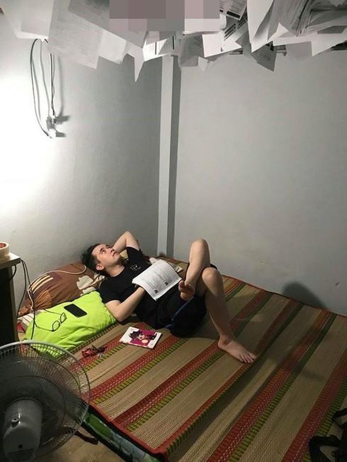 Chỉ cần ngẩng đầu lên trần là có thể đọc thuộc đề cương.