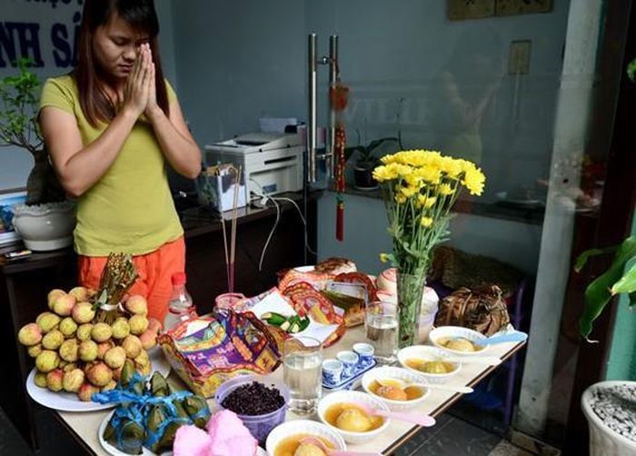 Mâm lễ cúng gia tiên ngày Tết Đoan ngọ cơ bản bao gồm hương, hoa, vàng mã, nước, rượu nếp, trái cây, xôi, chè, bánh tro. Ngoài ra, mỗi vùng miền có thể có thêm những món ăn truyền thống khác. Ví dụ, người Hà Nội xưa thường làm cả bánh trôi, bánh chay để cúng tổ tiên.