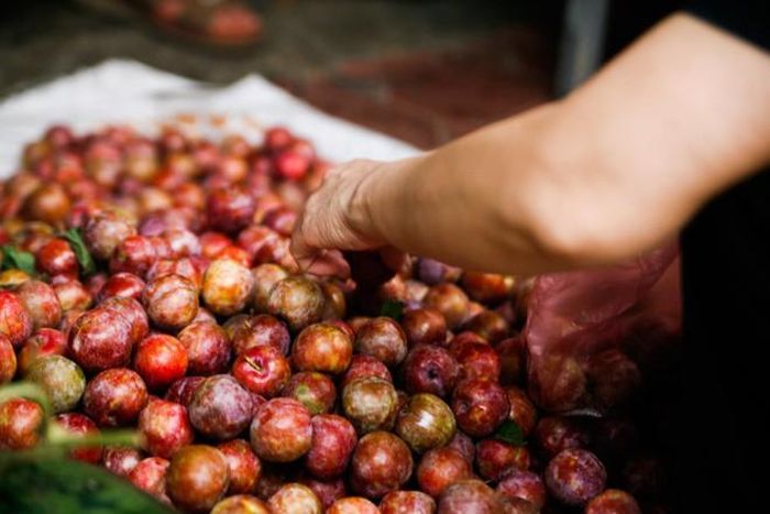 Hoa quả được chọn để cúng và ăn trong ngày Tết Đoan ngọ phải đảm bảo độ tươi ngon và có vị chua chua, thơm nức. Mận, chôm chôm, dưa hấu, chuối, hồng xiêm, vải... là những trái cây nằm trong danh sách được lựa chọn phổ biến. Trong đó, mận và vải là hai loại quả không thể thiếu.