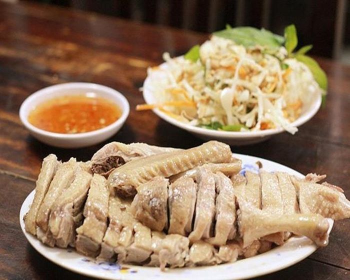 Ở nhiều nơi thuôc miền Trung, trong ngày Tết Đoan ngọ, người dân thường mua thịt vịt về và chế biến thành nhiều món ăn khác nhau. Họ cho rằng từ 5/5 trở đi, vịt bắt đầu béo hơn, thịt ngon và không có mùi hôi.