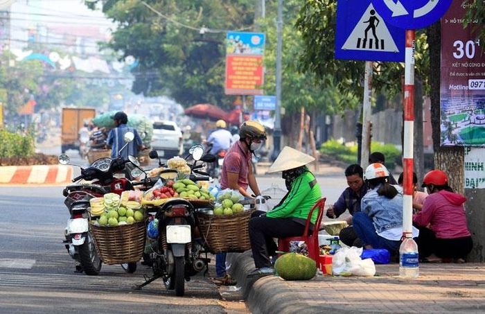Ngày nắng nóng, các loại trái cây giải nhiệt được nhiều người mua trên đường Ngũ Hành Sơn.