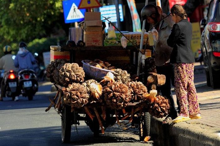 Trên đường Nguyễn Lương Bằng, cái nắng gay gắt lúc 14h khiến nhiều người bán các loại trái cây, nước giải khát có thêm khách hàng.