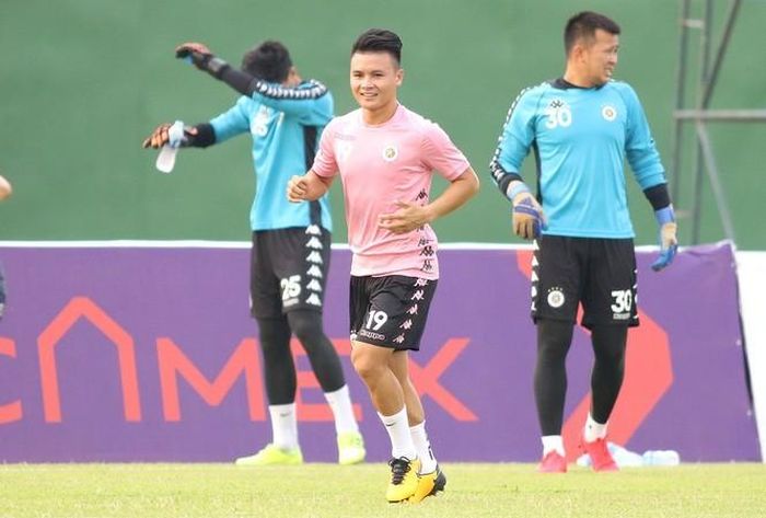 Quang Hải không gục ngã sau sự cố. Tiền vệ số 19 thể hiện tinh thần tốt trong buổi tập trước cuộc chạm trán B.Bình Dương chiều 24/6
