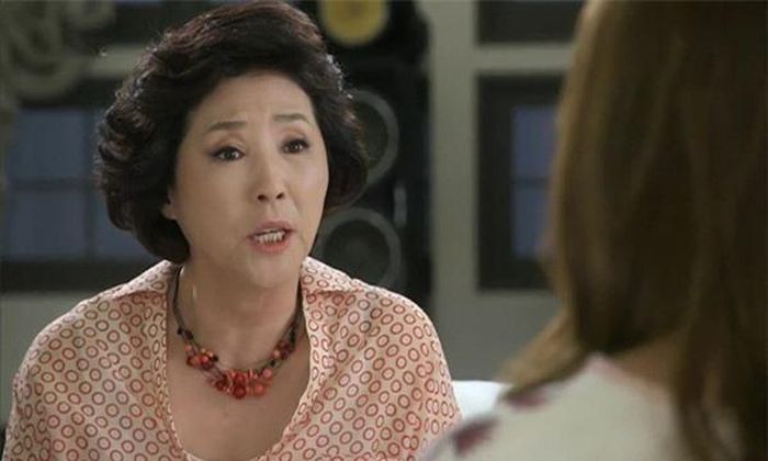 Mẹ anh đã cất lời hỏi vay tôi không biết phải làm sao. Cực chẳng đã tôi phải nhờ mẹ đẻ mình vay lãi hộ 50 triệu để đưa cho bác. (Ảnh minh họa)