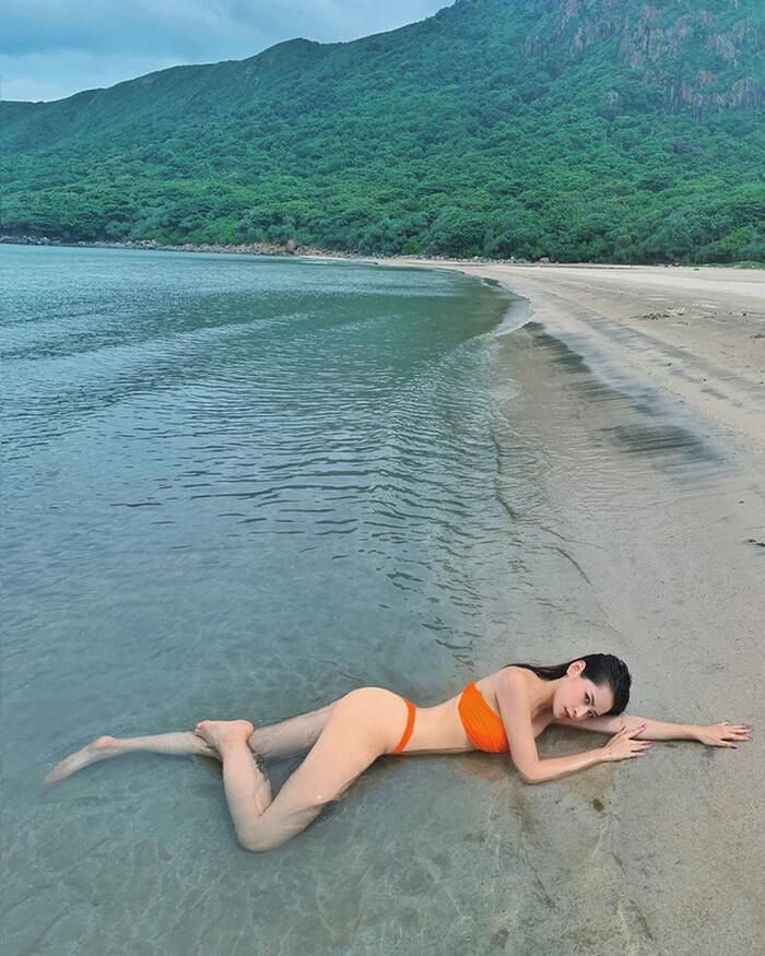 Chi Pu thiêu đốt mọi ánh nhìn với áo tắm mang tông cam rực rỡ, tôn lên làn da trắng ngần. 