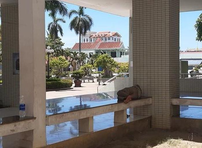 Một người dân mệt mỏi tranh thủ nằm nghỉ ở sảnh các tòa nhà cao tầng.