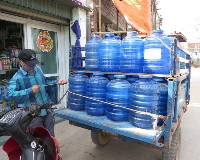 Nắng nóng còn khiến hàng ngàn hộ dân ven biển như Diễn Châu, Quỳnh Lưu thiếu nước sạch. Nhiều hộ dân ở xóm Yên Thịnh, Đồng Lộc… (xã Diễn Ngọc, huyện Diễn Châu) và xã Sơn Hải (huyện Quỳnh Lưu) phải bỏ tiền mua nước sạch về tích trữ.