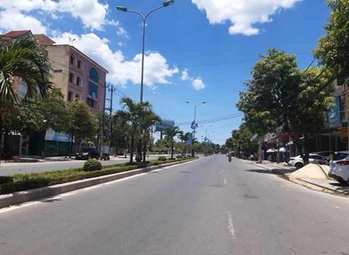Đường phố không bóng người qua lại để tránh nắng.