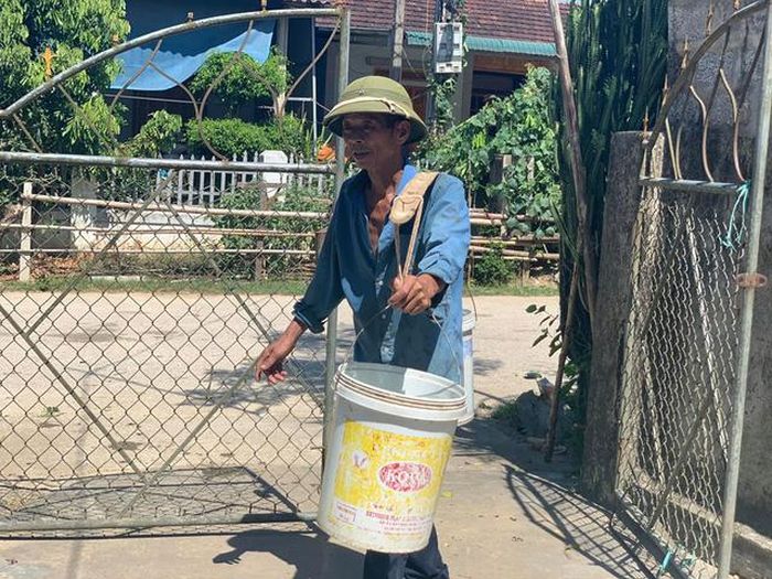 Nước sinh hoạt nhiều nơi cạn kiệt người dân phải đi xa để xin nước.