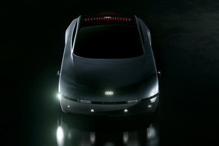 Ở đầu xe, Audi GT Concept thanh thoát khi cản trước và nắp capo không xuất hiện các gân dập nổi. Cụm đèn chiếu sáng cũng được thiết kế tối giản với 4 bóng LED tròn nằm và 2 dải LED định vị. Một điểm nhấn đáng chú ý khác là logo 4 vòng tròn phát sáng.