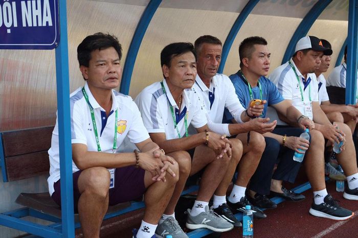  Lần thứ 2 liên tiếp, ông Sỹ rời cuộc chơi. Ảnh VPF