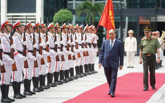 Thủ tướng Nguyễn Xuân Phúc duyệt Đội danh dự Công an nhân dân. Ảnh VGP/Quang Hiếu