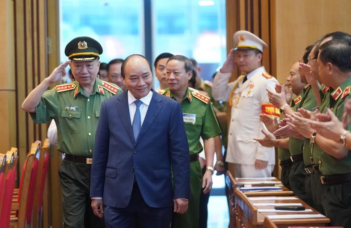 Thủ tướng Nguyễn Xuân Phúc cùng các đồng chí lãnh đạo Bộ Công an. Ảnh VGP/Quang Hiếu