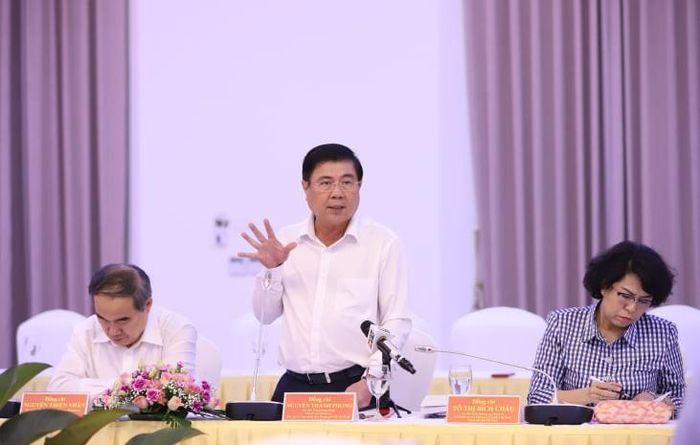 Chủ tịch UBND TPHCM Nguyễn Thành Phong phát biểu tại Hội nghị. Ảnh: QUANG PHÚC