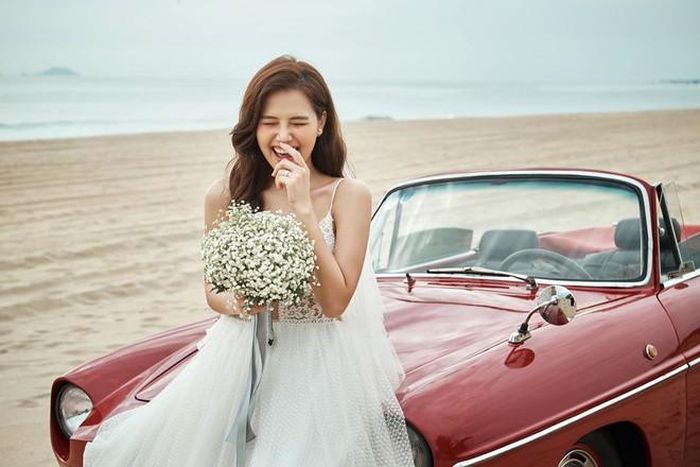 Phanh Lee sinh năm 1990, là diễn viên quen mặt với khán giả truyền hình. Cô tốt nghiệp Đại học Sân khấu Điện ảnh, sau đó tham gia nhiều phim như Trái tim có nắng, Lời nói dối ngọt ngào, Yêu thì ghét thôi, ...
