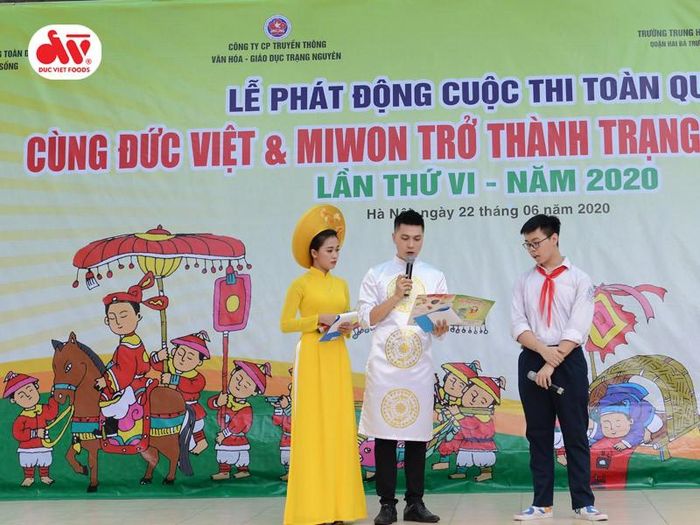 Thông qua việc trả lời các câu hỏi ứng xử, tất cả các em đều được giáo dục những truyền thống quý báu của dân tộc Việt Nam. 